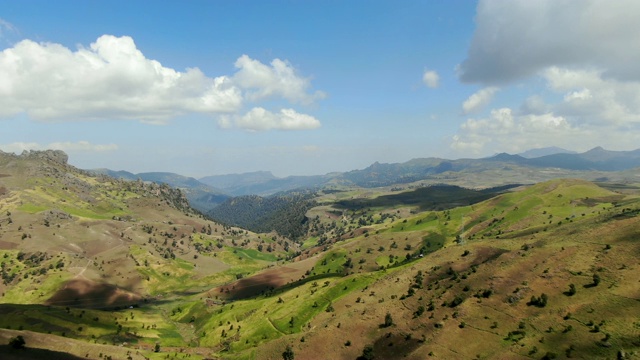 埃塞俄比亚高地密集过度放牧和农业利用自然栖息地/贝尔山脉的鸟瞰图视频素材