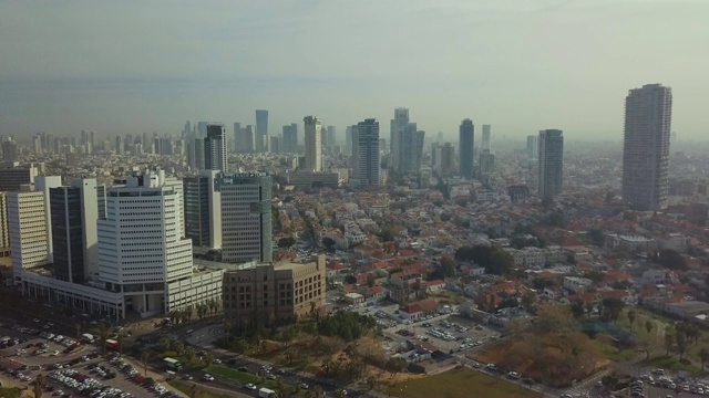 空中/特拉维夫海边与地中海海岸线，酒店，海滩和长廊，以色列视频素材