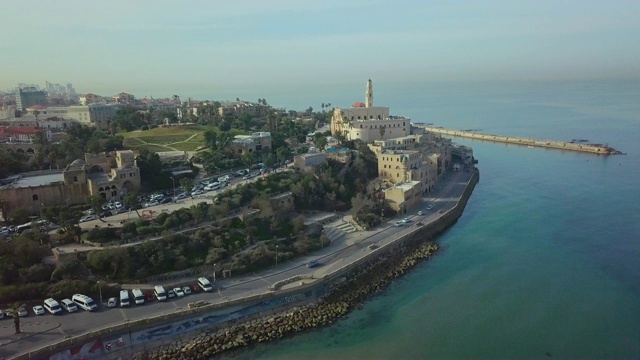 特拉维夫市的空中/地中海海岸线，有海滩和长廊，以色列视频素材