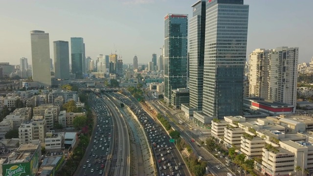 空中/现代特拉维夫，阿亚龙公路，繁忙的交通和拉马特甘金融区视频素材