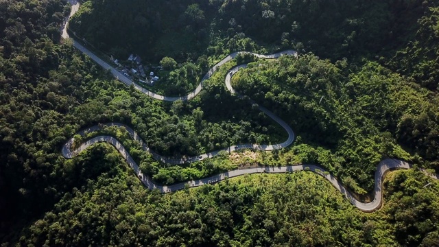 鸟瞰图蜿蜒的道路在森林和汽车驾驶，安全驾驶的概念视频素材