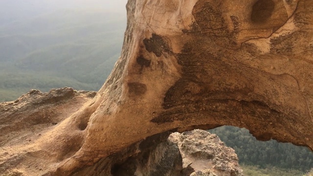 从悬崖边洞穴蓝山的观点视频下载