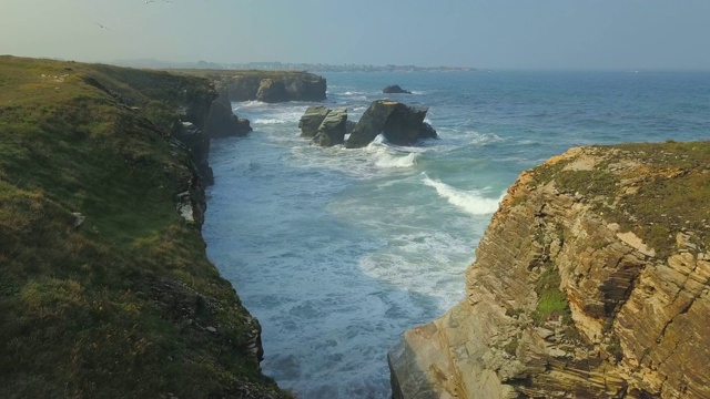 海滩海滩Playa de las Catedrales，加利西亚，西班牙的鸟瞰图视频素材