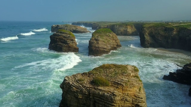 海滩海滩Playa de las Catedrales，加利西亚，西班牙的鸟瞰图视频素材