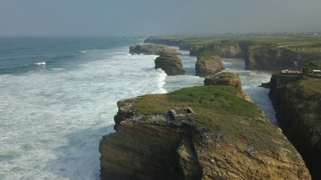 海滩海滩Playa de las Catedrales，加利西亚，西班牙的鸟瞰图视频素材