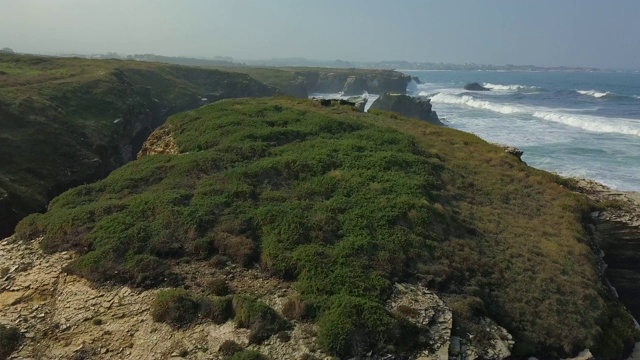 海滩海滩Playa de las Catedrales，加利西亚，西班牙的鸟瞰图视频素材