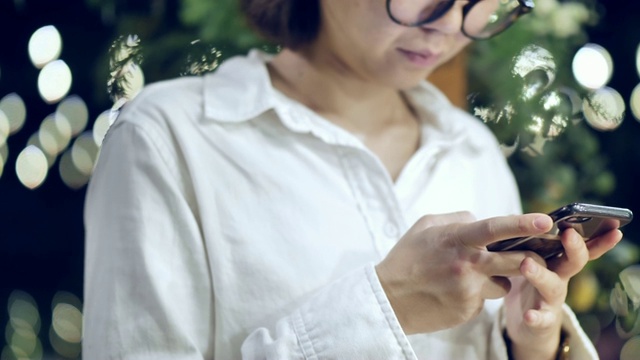 女商人在婚礼上使用手机视频素材