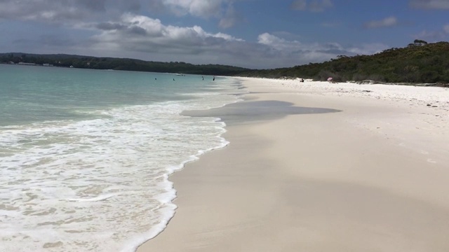 夏天在海滩上散步视频下载