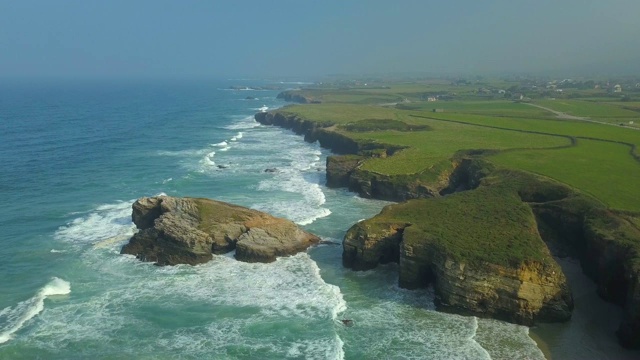 海滩海滩Playa de las Catedrales，加利西亚，西班牙的鸟瞰图视频素材