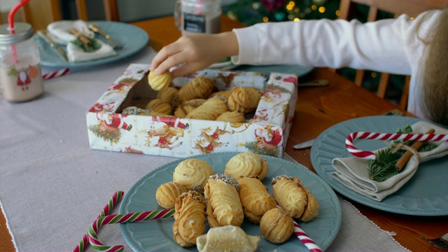 孩子伸手去拿圣诞饼干视频素材