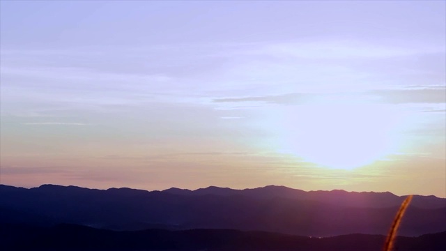 太阳正在升起透过雾山-斯托克视频视频素材