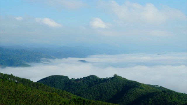 在日出时延时移动云雾山。视频素材