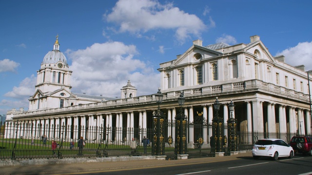 在一个阳光明媚的日子里，倾斜到格林威治的老皇家海军学院(Old Royal Naval College)视频素材