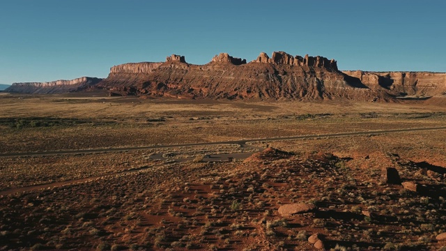 无人机静态拍摄的美国峡谷山脊全景，汽车起飞小停车场在沙漠中间。视频素材