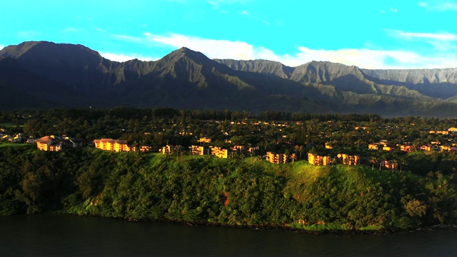 鸟瞰图向普林斯顿，考艾岛夏威夷大山脉背景视频素材