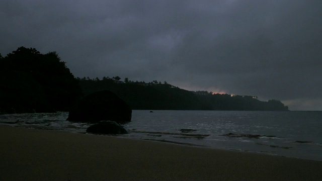 海滩日落到夜晚时光流逝夏威夷考艾岛视频素材