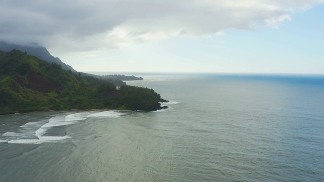 飞行附近的纳帕里海岸考艾岛夏威夷轨道海悬崖揭示日落山视图无人机空中Hyper Lapse视频素材