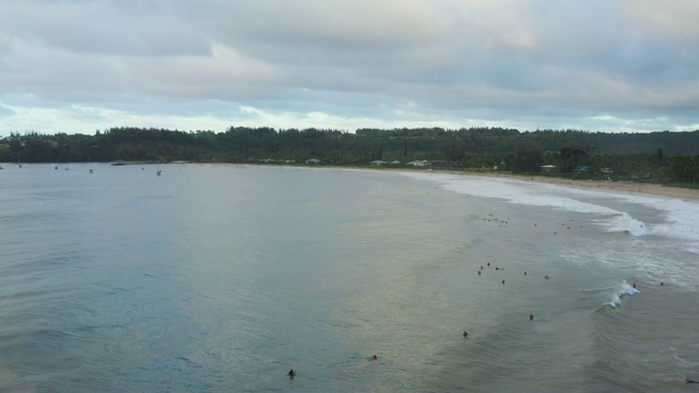 哈纳雷海湾考艾岛夏威夷鸟瞰图冲浪者视频素材