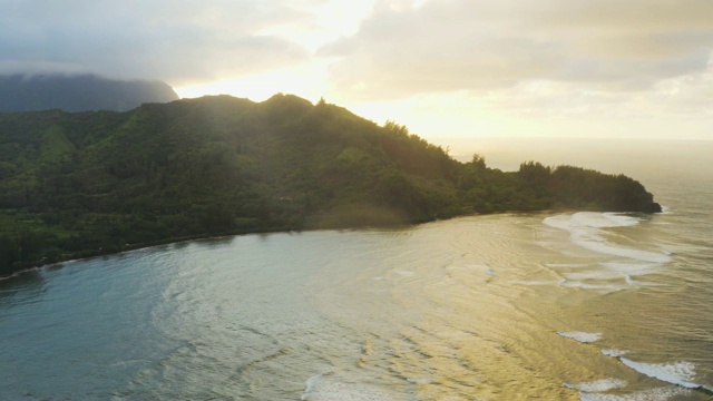 哈纳雷湾北岸戏剧性的日落视图海滩山电影无人机飞行考艾岛夏威夷视频素材