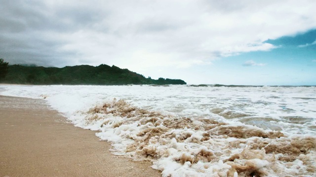 哈纳雷海滩考艾岛海浪打破海岸夏威夷热带景色复古风格视频素材