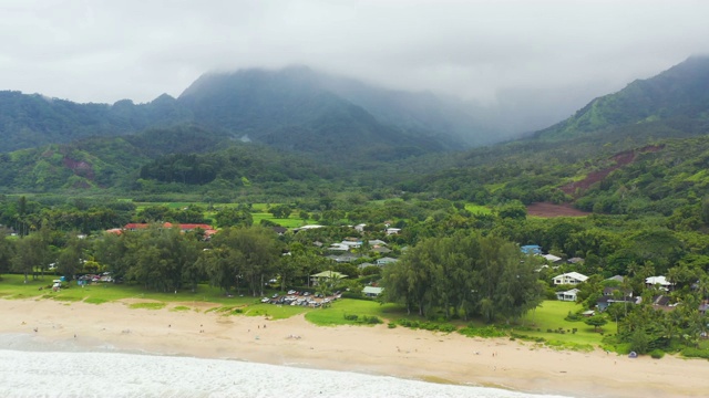 哈纳雷海滩考艾岛夏威夷鸟瞰图看山雨林雾视频素材