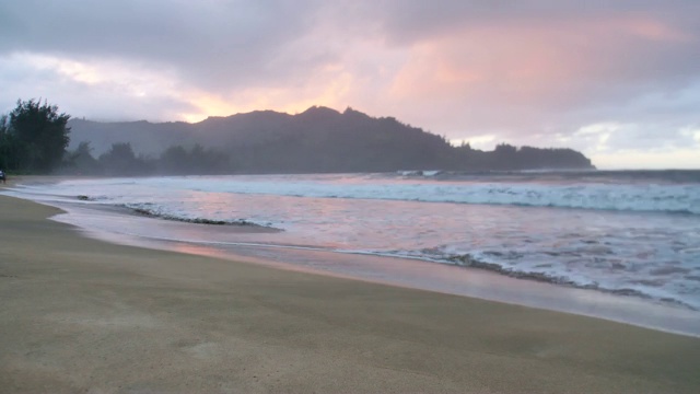 夏威夷考艾岛哈纳雷海滩热带海浪日落时间视频素材