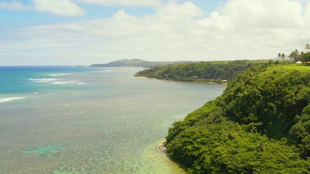 夏威夷海岸鸟瞰图沿着海岸飞行丰富的绿色海悬崖景观视频素材