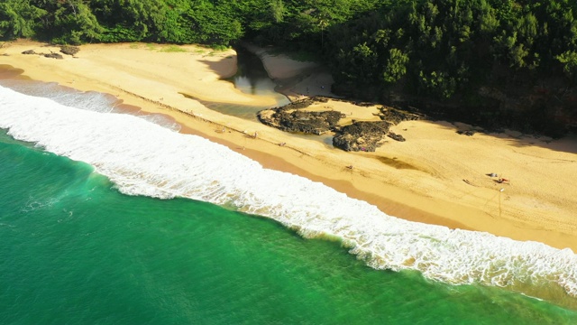 神秘海滩考艾岛夏威夷海滨的水蓝色水和白色沙滩的航拍视频素材