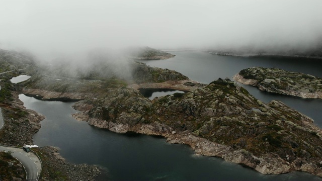 鸟瞰图。挪威山区的湖泊视频素材