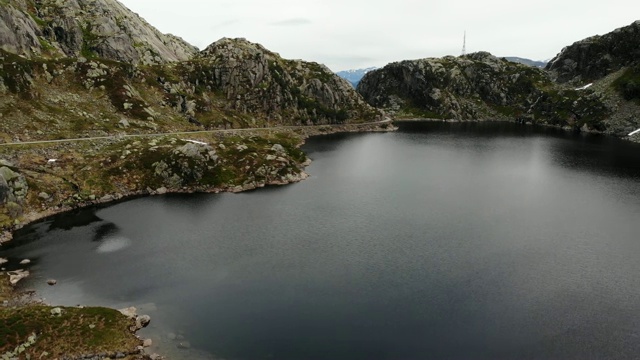 挪威山区的道路和湖泊视频素材