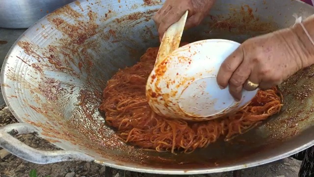 近距离炒面(泰式炒粉)视频素材