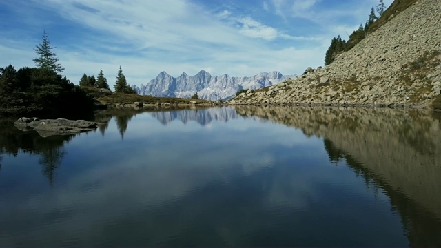 低空飞行在镜湖(镜湖)与达赫斯坦山脉的倒影。Reiteralm Schladming-Dachstein,奥地利。视频素材