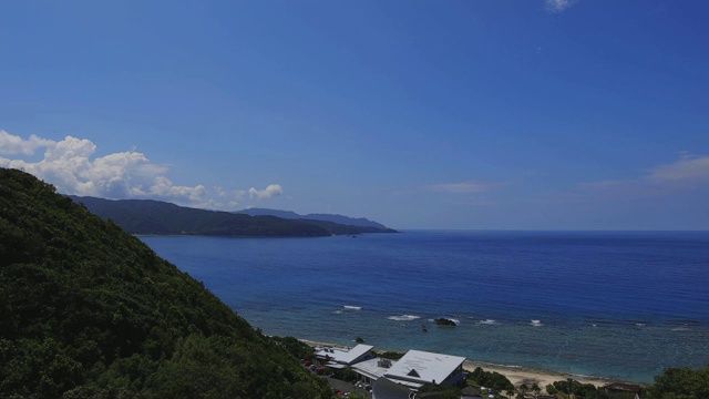 日本鹿儿岛天美岛海滩上的蓝天和大海视频素材