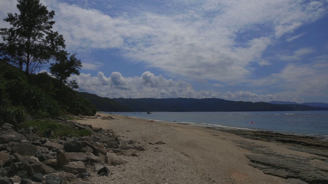 日本鹿儿岛天美岛海滩上的蓝天和大海视频素材