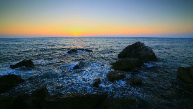 岩石海岸上的日出视频素材