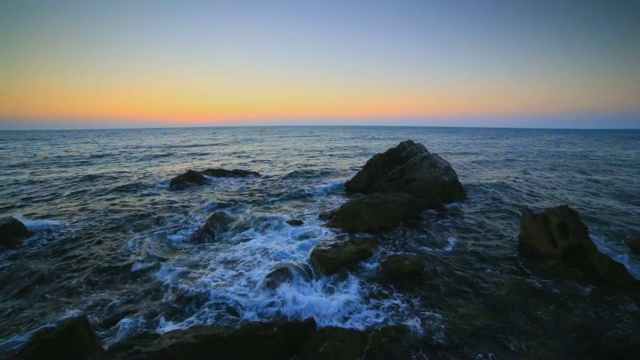 岩石海岸上的日出视频素材