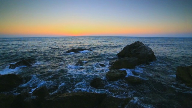 岩石海岸上的日出视频素材