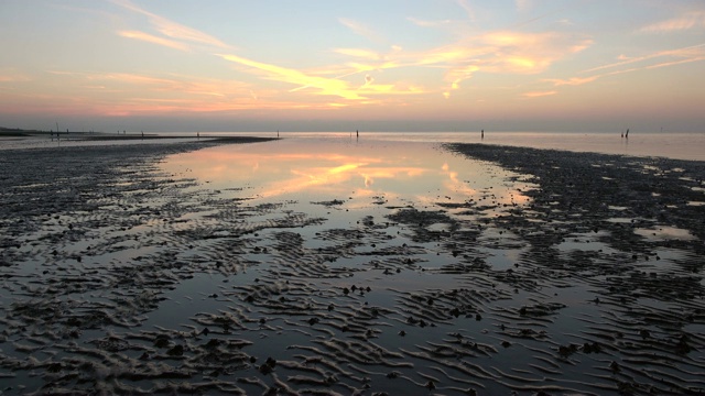 瓦登海边浪漫的日落，低潮，北海视频素材