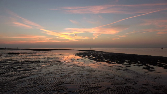 瓦登海边浪漫的日落，低潮，北海视频素材