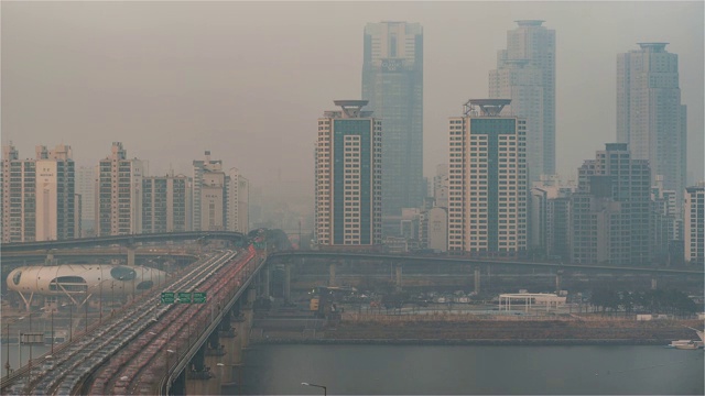 汉城，韩国，时光流逝——从白天到晚上在汉城的清大坝大桥的特写视频素材