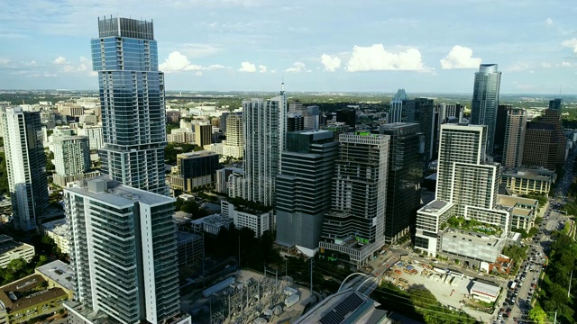 奥斯汀，德克萨斯州，市中心天际线靠近屋顶太阳能电池板在现代城市景观视频素材