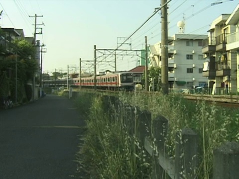 日本通勤列车经过住宅区视频下载