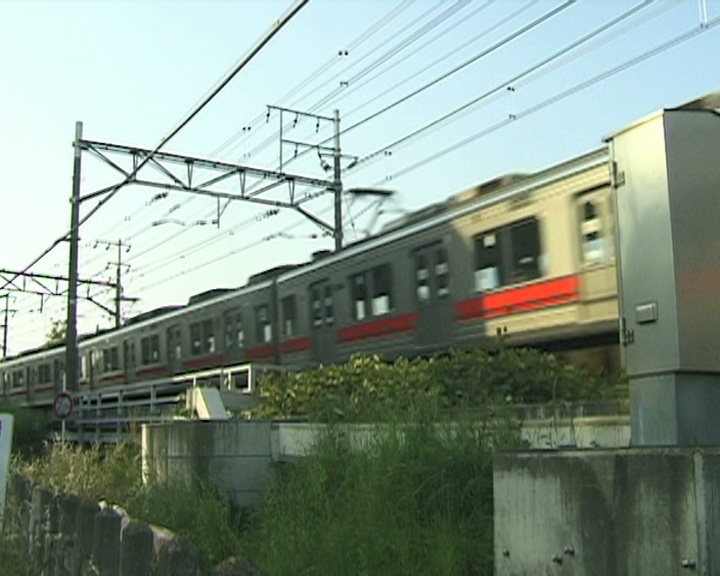 日本通勤列车经过住宅区视频素材