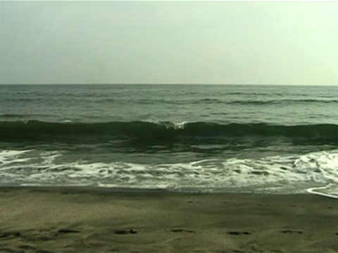 海浪拍打着海滩视频素材