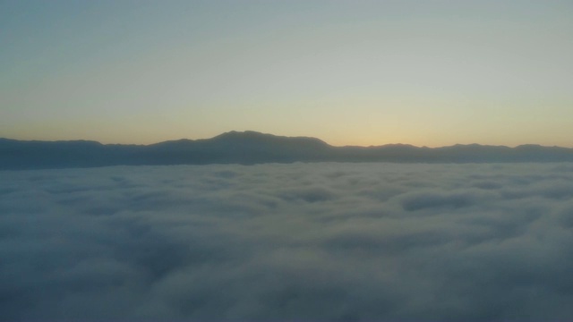 泰国北部山区晨雾景观。鸟瞰图。在美丽的云中飞过高山。空中拍摄的视频。视频素材