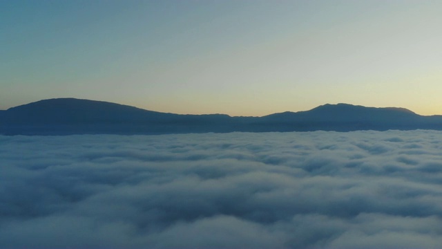 泰国北部山区晨雾景观。鸟瞰图。在美丽的云中飞过高山。空中拍摄的视频。视频素材