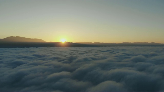 泰国北部山区晨雾景观。鸟瞰图。在美丽的云中飞过高山。空中拍摄的视频。视频素材