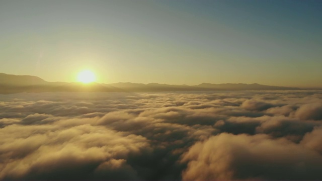 泰国北部山区晨雾景观。鸟瞰图。在美丽的云中飞过高山。空中拍摄的视频。视频素材