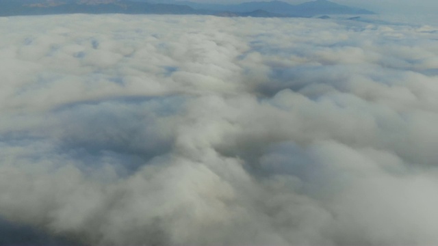 泰国北部山区晨雾景观。鸟瞰图。在美丽的云中飞过高山。空中拍摄的视频。视频素材