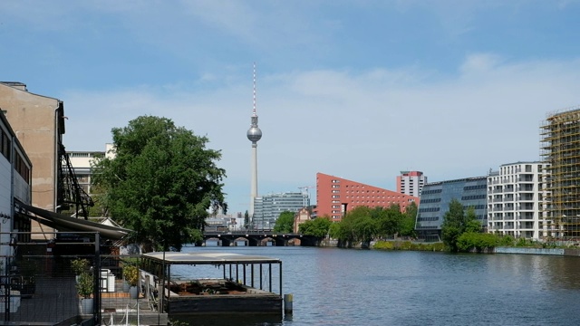 柏林，施普雷河和电视塔(Fernsehturm)在夏天的一天视频素材